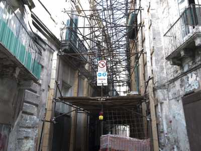 Tutt'intorno per� si ergono numerosi palazzi fatiscenti e in perenne ristrutturazione (Foto di Franco Sicuro)